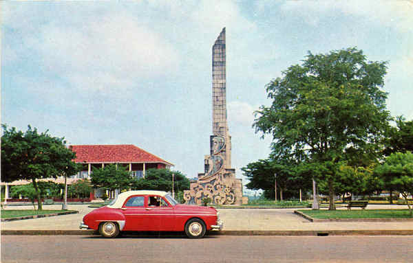 N. 109 - Monumento ao Esforo da Raa. Praa do Imprio - BISSAU - Ed.Foto Serra - Dimenses: 14x9 cm. - Col. Antnio Bodas (1966)