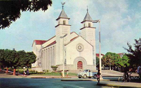 N. 132 - Catedral de BISSAU - Ed. Foto Serra - Dimenses: 14x9 cm. - Col. Antnio Bodas (1966)