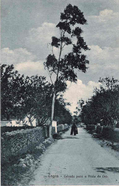 N 79 - Lagos. Estrada para a Praia da Luz - Edio e clich de Antnio C. dos Santos, Lagos - SD - Dim. 14x9 cm. - Col. M. Chaby (cerca de 1920)