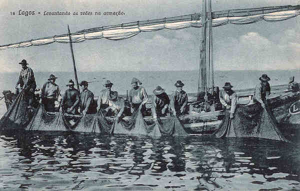 N 25 - Lagos. Levantando as redes na armao - Edio e clich de Antnio C. dos Santos, Lagos - SD - Dim. 14x9 cm. - Col. M. Chaby (cerca de 1920)
