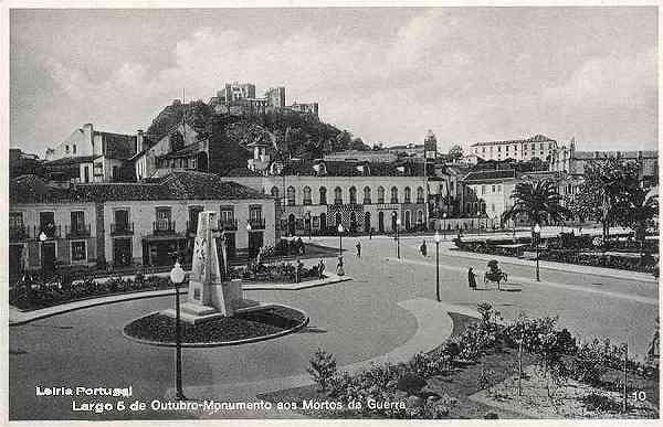 N. 10 - LEIRIA-Largo 5 de Outubro. Monumento aos Mortos da Guerra - Editor no mencionado - S/D - Dimenses:14x9 cm. - Col. R. Gaspar.