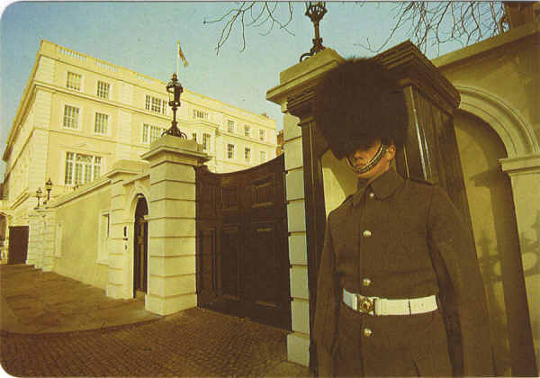 L25 - LONDON. Clarence House on the Mall - Ed. Nutshell Cards Ltd 01-8714202 Printed in England Photography by Dick Scoones - SD - Dim. 15x10,2 cm - Col. Manuel Bia (1986)