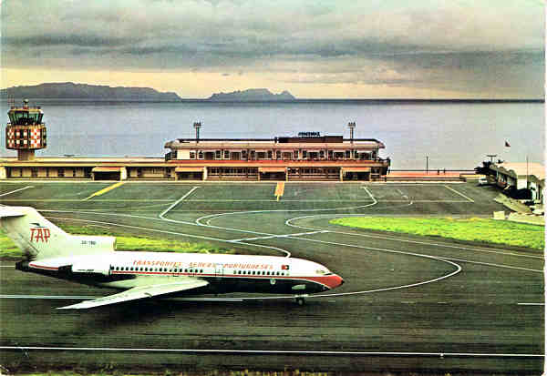 N 214_74 - Santa Cruz Madeira. O aeroporto - Ed. Francisco Ribeiro, R.Nova S. Pedro, 27 Funchal - Dim. 14,8x10,2 cm - COl. M Bia.