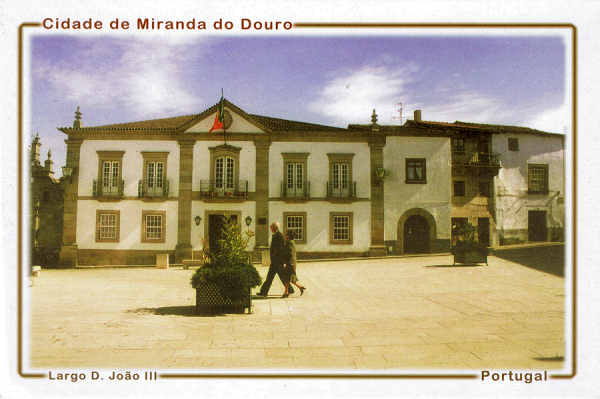 N. 14 - TERRAS DE MIRANDA - Ed. TIP. VOZ DE LAMEGO, LDA. FOTOGRAFIA: CRISTINA DUARTE * RUA DR. AMNDIO MOTA VEIGA, 4 B * R/C D.To * 6270 BEJA - SD - Dim. 15x10 cm - Col. Manuel Bia (2003)