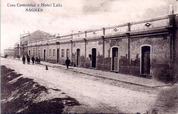 SN - SAGRES. Casa Comercial e Hotel Luis - Edio da Casa comercial e Hotel Jose Luiz Junior (Ocogravura Lda Rua D.Pedro V, 18 - Lx)- Dim. 13,7x8,8 cm - Col. A. Monge da Silva (1930)
