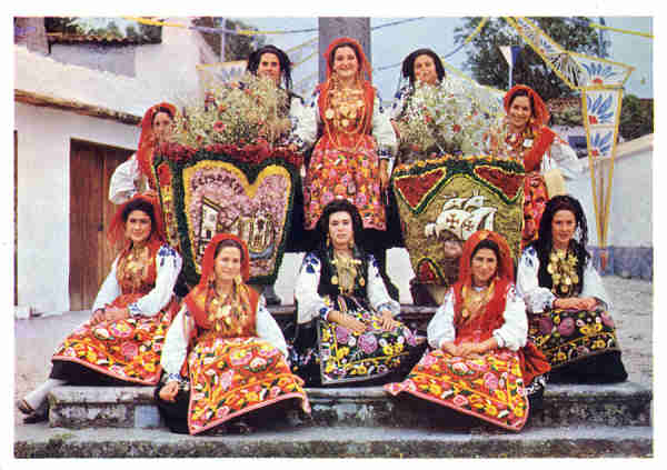 N 93 - VIANA DO CASTELO. Mordomas com cestos floridos da Festa das Rosas - Edio Lusocolor, Viana Castelo - SD - Dim. 14,8x10,4 cm - Col. A. Monge da Silva (1970)