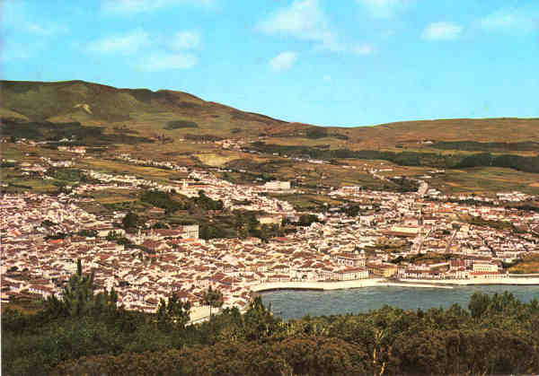 N.º 7 - ILHA TERCEIRA -Açores Vista Parcial da Cidade de Angra do Heroísmo - Edição Ormonde - S/D - Dim.15x10,5 cm. - Col. Mário_Silva.