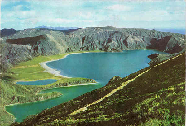 N.º 5 - S. MIGUEL (Açores) Um aspecto da Lagoa do Fogo - Ed. Fotografia Nóbrega, Lda, Ponta Delgada - S. MIGUEL - AÇORES - Lito Of. Artistas Reunidos, Porto - SD - Dim. 14,9x10,4 cm. - Col. Manuel Bóia (1981)