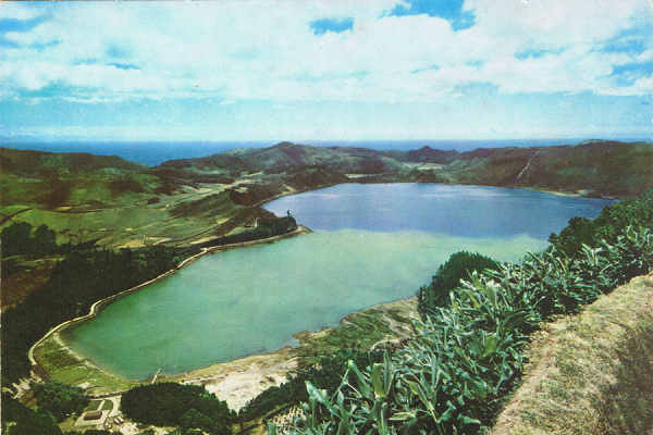 N.º 7 - S. MIGUEL (Açores) Um aspecto da Lagoa das Furnas - Ed. Fotografia Nóbrega, Lda, Ponta Delgada - S. MIGUEL - AÇORES - Lito Of. Artistas Reunidos, Porto - SD - Dim. 15x10,5 cm. - Col. Manuel Bóia (1981).