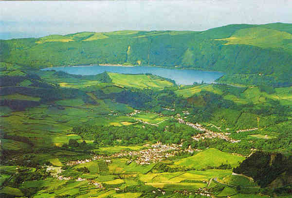 N.º 39 - S. MIGUEL (Açores) Um aspecto da Lagoa das Furnas - Ed. Fotografia Nóbrega, Lda, Ponta Delgada - S. MIGUEL - AÇORES - Lito Of. Artistas Reunidos, Porto - SD - Dim. 15x10,4 cm. - Col. Manuel Bóia (1981)
