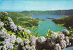 N.º 28 - S. MIGUEL (Açores)- SETE CIDADES - As Lagoas - Ed. NÓBREGA,Lda 9500 PONTA DELGADA - S. MIGUEL - AÇORES LITO OF. ARTISTAS REUNIDOS-PORTO - S/D - Dim. 15x10,5 cm. - Col. Manuel Bóia (1981).