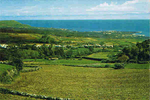 Nº 53 - ILHA TERCEIRA - Açores  Vista do Porto Martins - Ed. ORMONDE - S/D - Dim. 15x10,3 cm. - Col. Manuel Bóia (1981).