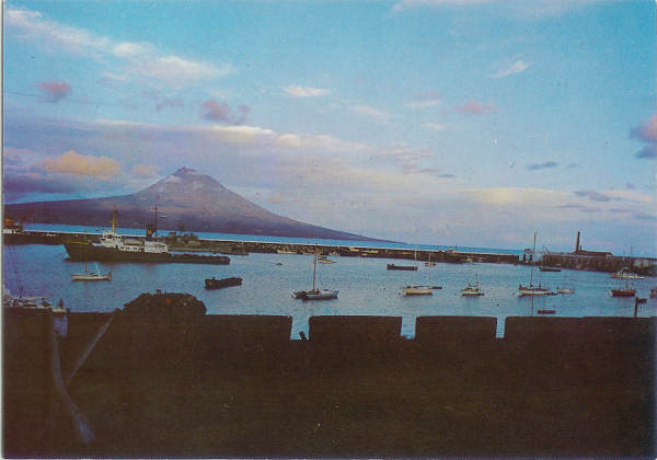 Nº 1576 - Açores.Faial. Porto da Horta e vista do Pico - Ed. COMER - SD - Circulado em 1986 - Dim. 14,9x10,4 cm - Col. M Soares Lopes