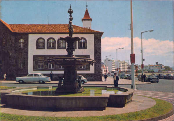 N 713-SO MIGUEL. Ponta Delgada. Avenida Infante Don Henrique - Edio COMER, Lisboa - Dim. 14,9x10,4 cm - Col. A. Monge da Silva (cerca de 1970)