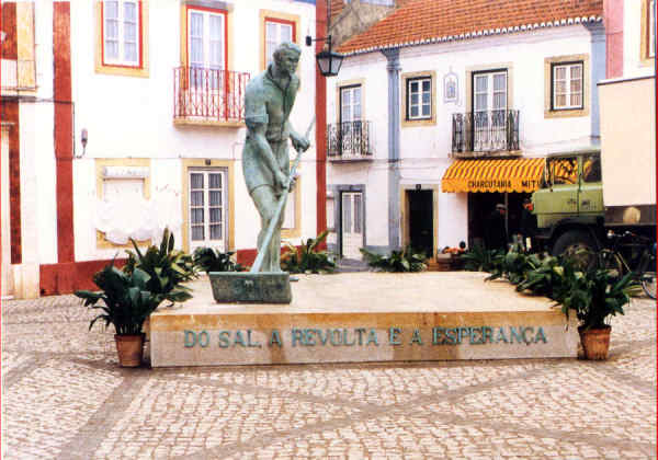N 3 - ALCOCHETE. Esttua do Salineiro - Edio da Cmara Municipal de Alcochete (1993) - Dim. 15x10,5 cm - Col. Amlcar Monge da Silva