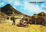 N 524 - PORTO SANTO  Debulha do trigo e vista do Pico Castelo - Ed. BERNARDINO V.G. CARVO APARTAMENTOS PIORNAIS-BLOCO 9-3.A - FUNCHAL LITO OF. ARTISTAS REUNIDOS-PORTO - SD - Dim. 14,9x10,4 cm - Col. Manuel Bia (1988).