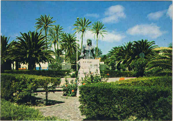 N 786 - PORTO SANTO Na vila, monumentos e palmeiras - Ed. BERNARDINO V.G. CARVO APARTAMENTOS PIORNAIS-BLOCO 9-3.A - FUNCHAL - SD - Dim. 14,9x10,4 cm - Col. Manuel Bia (1988).