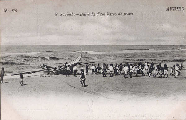 N 176 - S. Jacinto, entrada dum barco de pesca - Edio de Alberto Malva, Rua da Madalena, 23, Lisboa - Dim. 137x89 mm - Col. A. Monge da Silva (cerca de 1910)