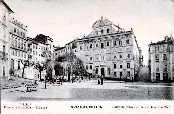 Col. D, 8 - Largo da Feira e edificio do Governo Civil - Pap. Borges, Coimbra - Dim. 137x89 mm - Col. A. Monge da Silva (cerca de 1905)