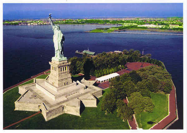 N 55302- Ellis Island - Located in New York Harbor, the Statue of Liberty was a gift of International friendship  from the people of France to the people of United States. It is recognized as one of the universal symbols of political freedom and democracy - Ed. Impact www.impactphotographics.com Photographer - Richard Berenholtz - SD - Dim. 15x10,7 cm - Col. Ftima Manuela Bia (2011)