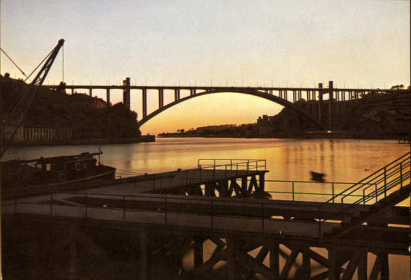 N 20 - PORTO. PORTUGAL. Ponte da Arrbida. Entardecer - Ed. Cenyro de Caridade N Sr do Perptuo Socorro, Porto - SD - Dim. 104x149 mm - Col. Graa Maia