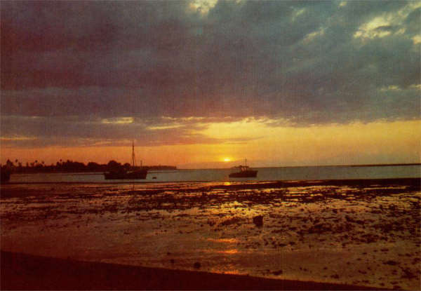 S/N - Timor: Pr de sol na baa de Dli - Edio do C.T.I de Timor - Foto Carrington da Costa - (1967) - Dimenses: 15x10,4 cm. - Col. HJCO