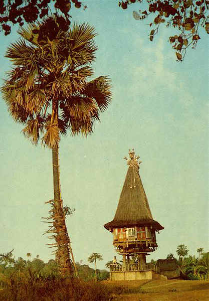 S/N - Timor: Casa Lulic (sagrada) - Edio do C.T.I de Timor - Foto Trindade de Oliveira - (1967) - Dimenses: 10,4x15 cm. - Col. HJCO