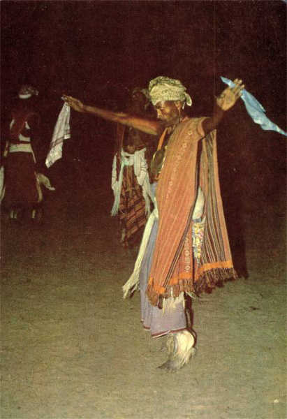 S/N - Timor: guerreiro de Atesabe - Edio do C.T.I de Timor - Foto Castro Silva - (1967) - Dimenses: 10,4x15 cm. - Col. HJCO