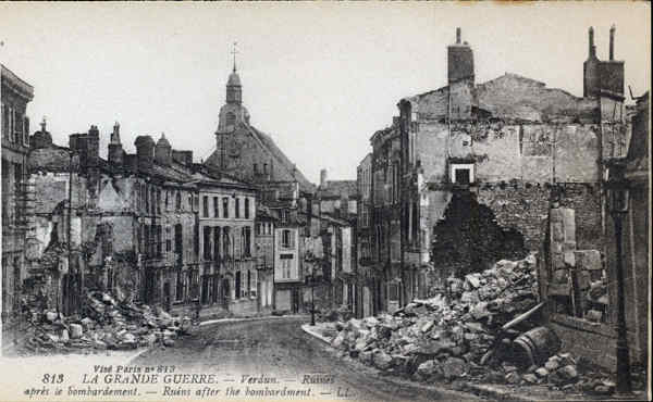 813 - La Grande Guerre. Verdun, Ruines aprs le bombardement - Edition  Lev, Fils & Cie , Paris - Dim. 140x87 mm . Col. A. Monge da Silva (cerca de 1920)