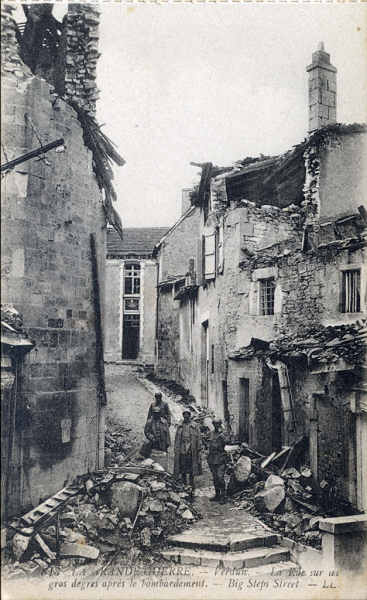 818 - La Grande Guerre. Verdun, La rue sur les gros degrs aprs le bombardement - Edition  Lev, Fils & Cie , Paris - Dim. 140x87 mm . Col. A. Monge da Silva (cerca de 1920)