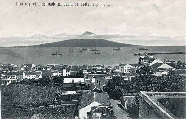 SN - Uma esquadra entrando na Bahia da Horta - Registado "J.Goulart", Fayal, Aores (Em carimbo branco) - Dim. 139x90 mm - Col. A. Monge da Silva (c. 1910)