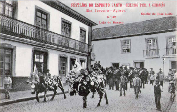 N 32 - Festejos do Espirito Santo - Bezerros para a coroao - Edio da Loja do Buraco, clich de Jos Leite - Dim. 138x88 mm - Col. A. Monge da Silva (anterior a 1910)