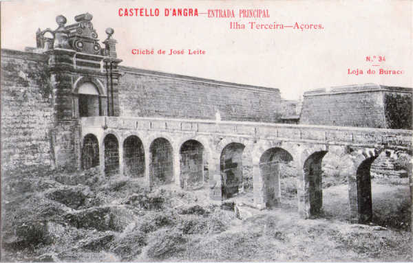 N 34 - Entrada principal do Castello d'Angra - Edio da Loja do Buraco, clich de Jos Leite - Dim. 138x86 mm - Col. A. Monge da Silva (anterior a 1910)