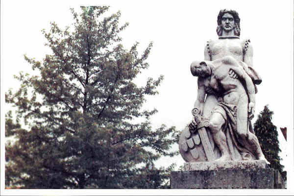 N 8/18 - S. JOO DA MADEIRA - Monumento aos mortos da Grandfe Guerra (1914-18). Largo de St Antnio - 1 Edio Srie Cromo - SD - Dim. 149x99 mm - Col. Graa Maia