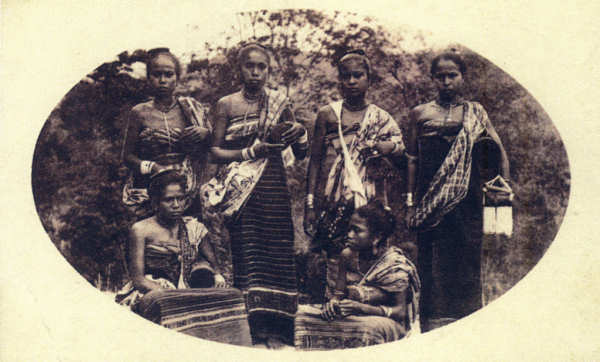 SN - Timor - Grupo em traje de batuque - Edio da Misso - SD - Dim. ??x?? cm - Col. Monge da Silva (Cerca de 1927)