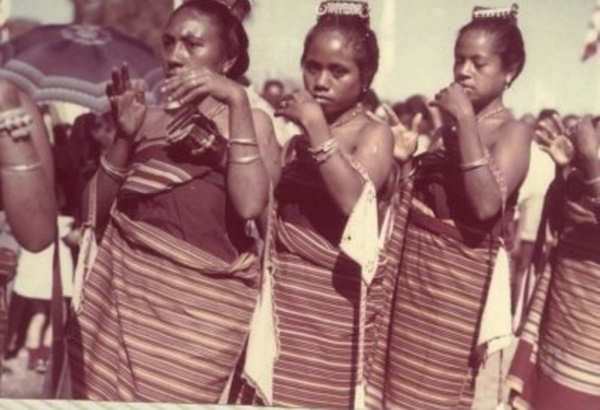 SN - Mulheres do Suai no "railaco" (dana tpica) - Edio do CTI-Timor - SD - Dim. ??x?? cm - Col. A. Monge da Silva  (cerca de 1965)