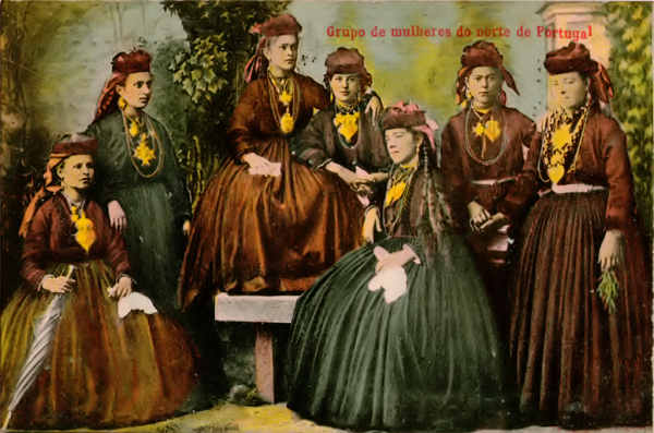 N 1140 - Grupo de mulheres do Norte de Portugal - Edio Costa, R. do Ouro 295, Lisboa - Dim. 139x91 mm - Col. A. Monge da Silva (c. 1910)