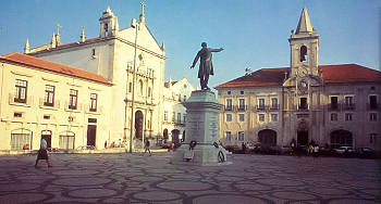 Praa da Repblica, vendo-se, da esquerda para a direita, a Igreja da Misericrdia, a esttua de Jos Estvo e os Paos do Concelho.