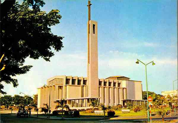 S/N - LUANDA Igreja da Sagrada Famlia - Edio Lello-Angola - S/D - Dimenses: 15x10,5 cm. - Col. Manuel Bia (1970).