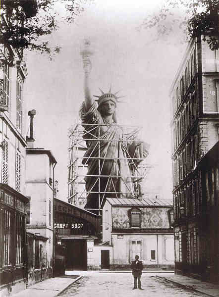 N. 7511400051 La statue de la Libert dans l'atelier du Sculpteur Bartholdi,rue de Chazelles, 1885 - Ed. PARIS Atmosphres. Printed in the European Union. Keystone France - S/D - Dim: 13x18cm. - Col. Ftima Manuela Bia (2009).