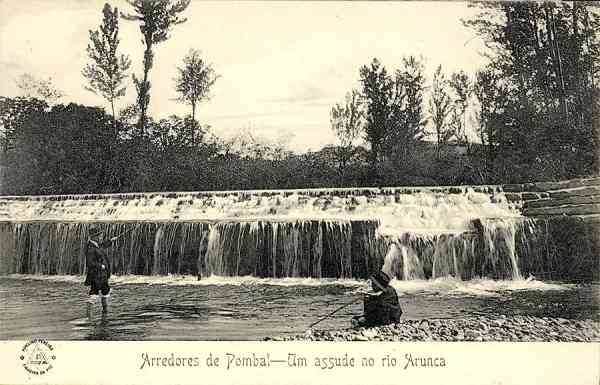 S/N - Arredores de Pombal. Um assude no rio Arunca - Edio Adelino Pereira, Figueira da Foz Union Postale Universelle Pombal MADEIRA & BLANC Editores - S/D - Dimenses:13,8x8,7 cm. - Col. nio Curvo Semedo.