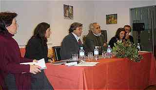 Da esquerda para a direita: Maria de Lurdes Ventura; Paula Mata (representante da Associao de Pais e Encarregados de Educao); Antnio Martins (Presidente do Conselho Executivo); Jlio Pedrosa de Jesus (Presidente do CNE); Liliana Sousa e Antnio Neto Mendes (docentes da UA).