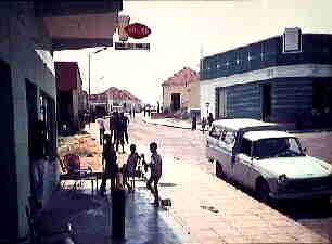 Caf Quimbele( esquerda) e rua que circunda a povoao de Quimbele. Angola, 1973.