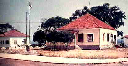 Edifcio do Comando da 3 Companhia de Caadores do B. Ca 4511, em Quimbele.  esquerda, a messe de oficiais. Quimbele (Angola), 1973.