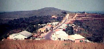 Entrada de Quimbele, vendo-se ao fundo a colina onde se situa o hospital. Angola (Sector de Uje), 1973.