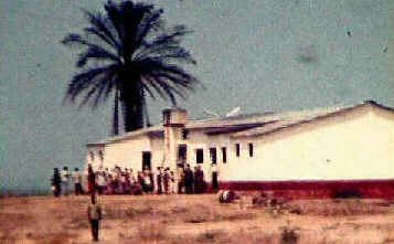 Hospital de Quimbele: bicha para a consulta mdica. - Angola (Sector de Uje) - 1973.
