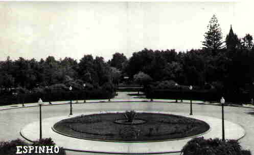 Praa entre a Cmara Municipal de Epinho e o jardim, em 1952.