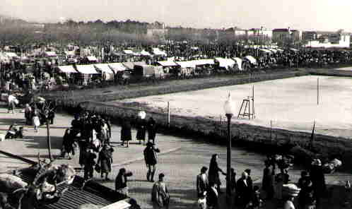 Feira semanal de Espinho, em 1955, e campo de voleibol, posteriormente transformado em parque de campismo.