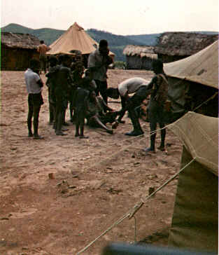 Prestando assistncia mdica aos nativos da Quimabaca, em 20 de Maro de 1973.