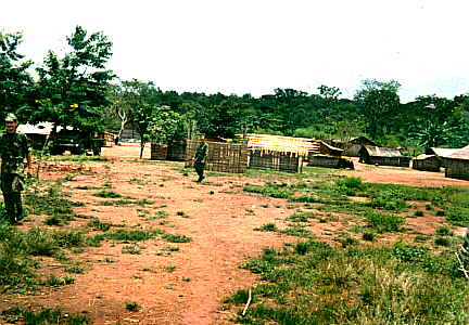 Sanzala de Macuma, perto do Cuango, em Angola (1973).